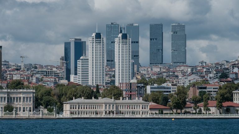 Gündem, ekonomi ve yaşam haberleri için İstanbul Boğazı şehir görünümü