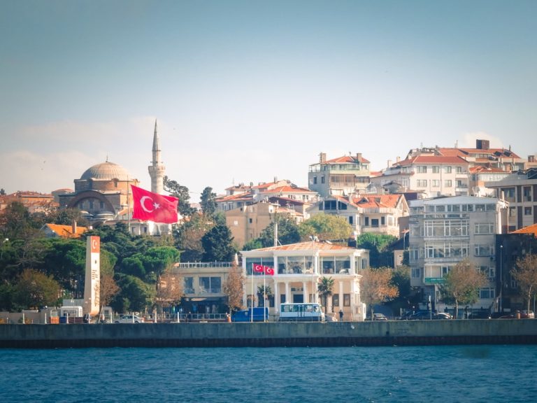 Sağlık ve yaşam haberleri için sakin kıyı kenti görünümü