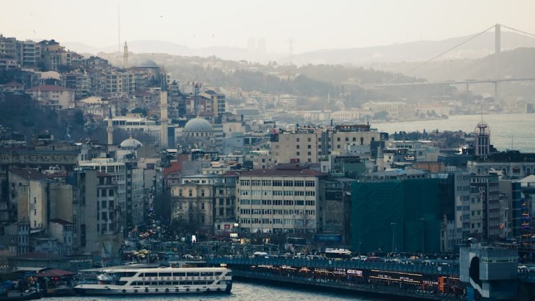 Teknoloji ve ekonomi haberleri için modern kent silueti