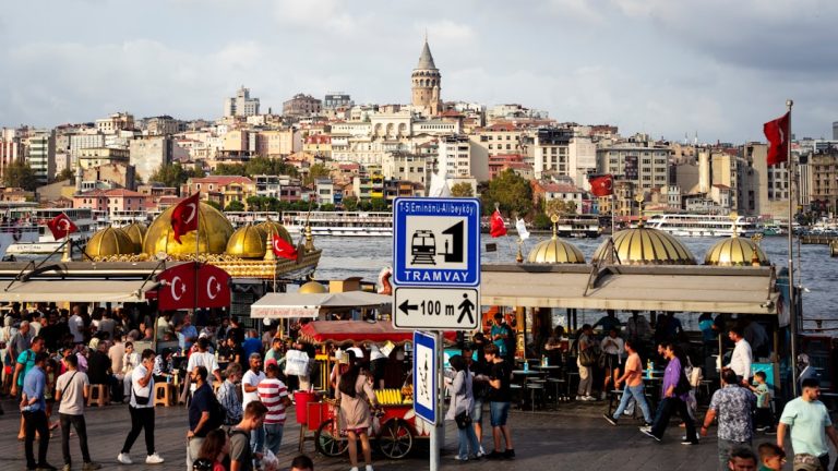 Toplum, gündem ve kültür haberleri için İstanbul sahilinde kalabalık