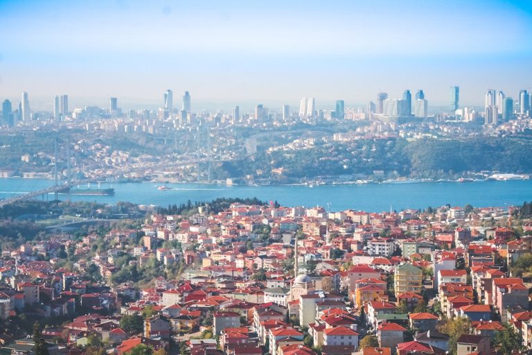 Yaşam ve kent gündemi için şehir ve su manzarası